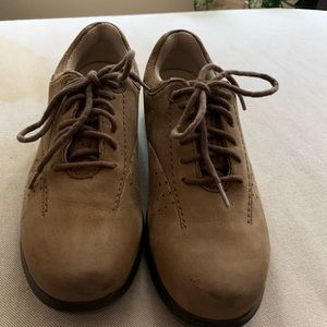 Aravon womens size 7 suede tie on oxfords. Light brown